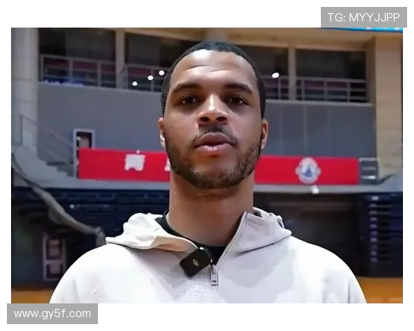 杨瀚森谈首场胜利：全队拼劲十足为胜利奠定基础