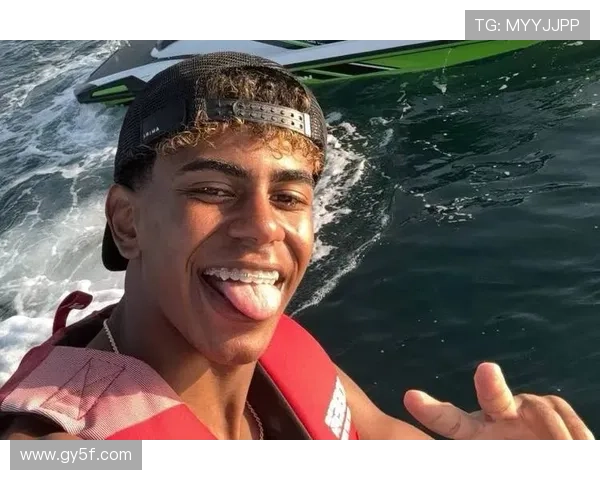 足坛趣味瞬间当小球童亚马尔用童真点亮绿茵场精彩时刻