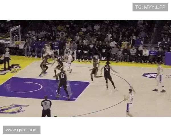 拉拉维亚精妙突分助攻艾顿篮下轻松完成暴扣得分震撼全场瞬间引爆